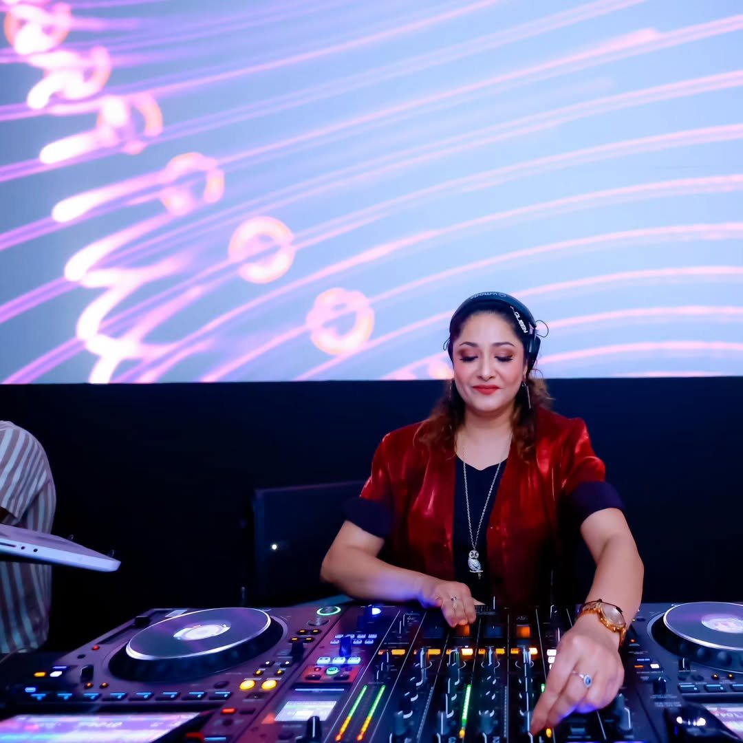 Did Someone Say Weekend 😁💃Deck Duties Are My Favourite 💃📸 Captured – Gig At @iluznclub On L