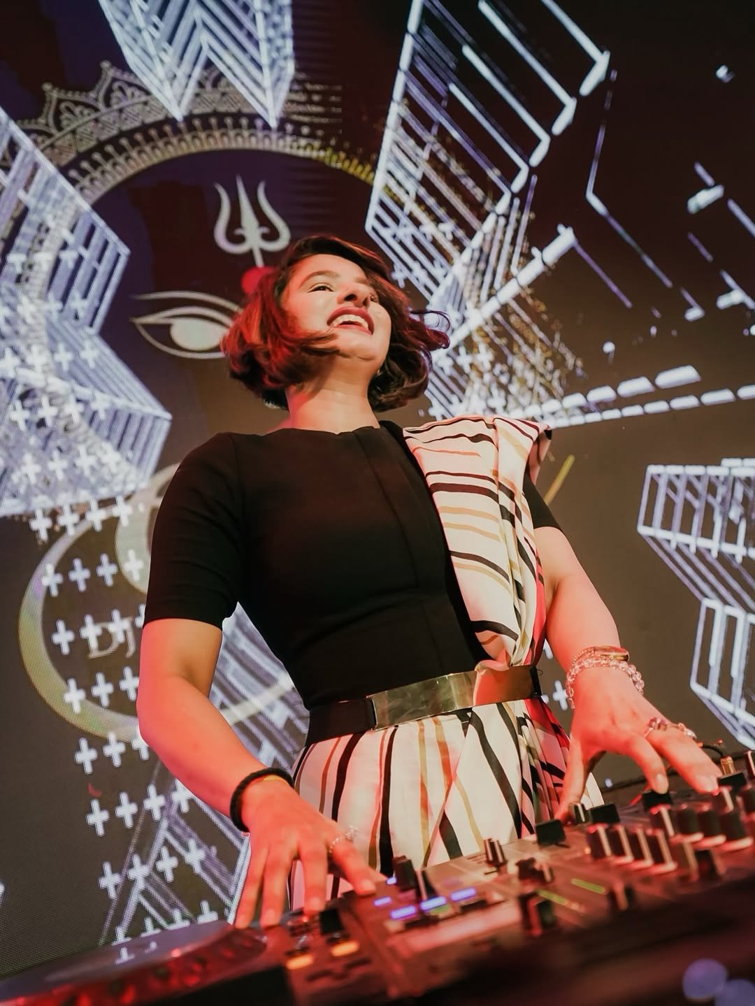 Different moods, countless shades of happiness – all soaked in festive vibes 💫♥️ #navratri .#dj (1)