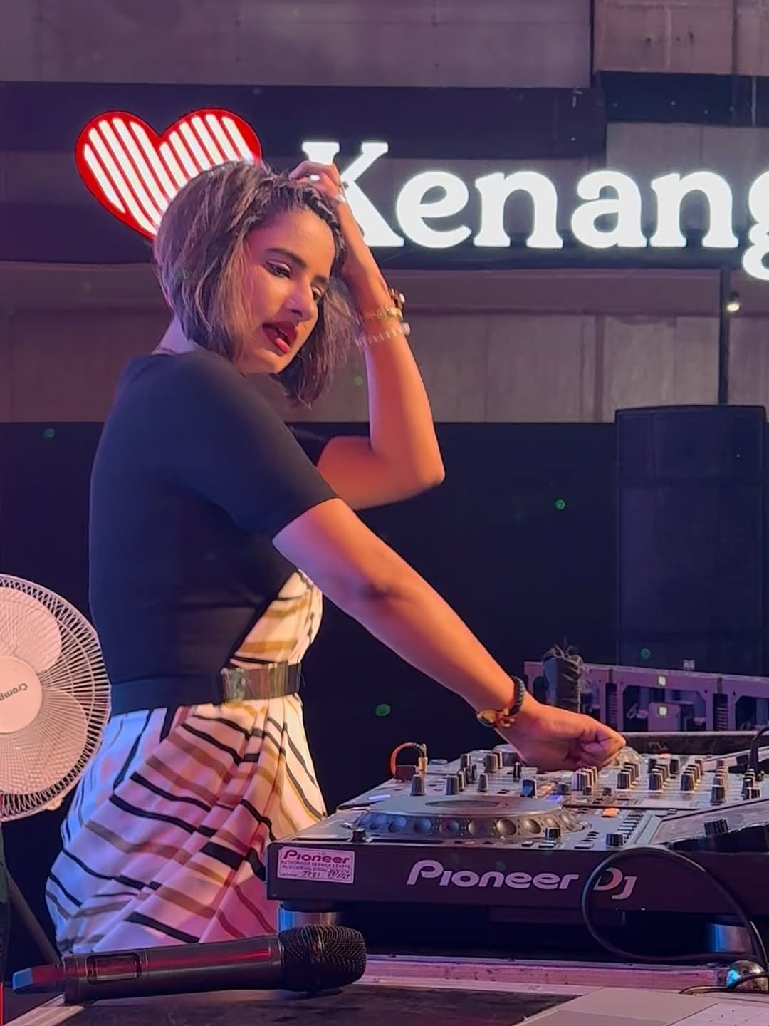 Different moods, countless shades of happiness – all soaked in festive vibes 💫♥️ #navratri .#dj